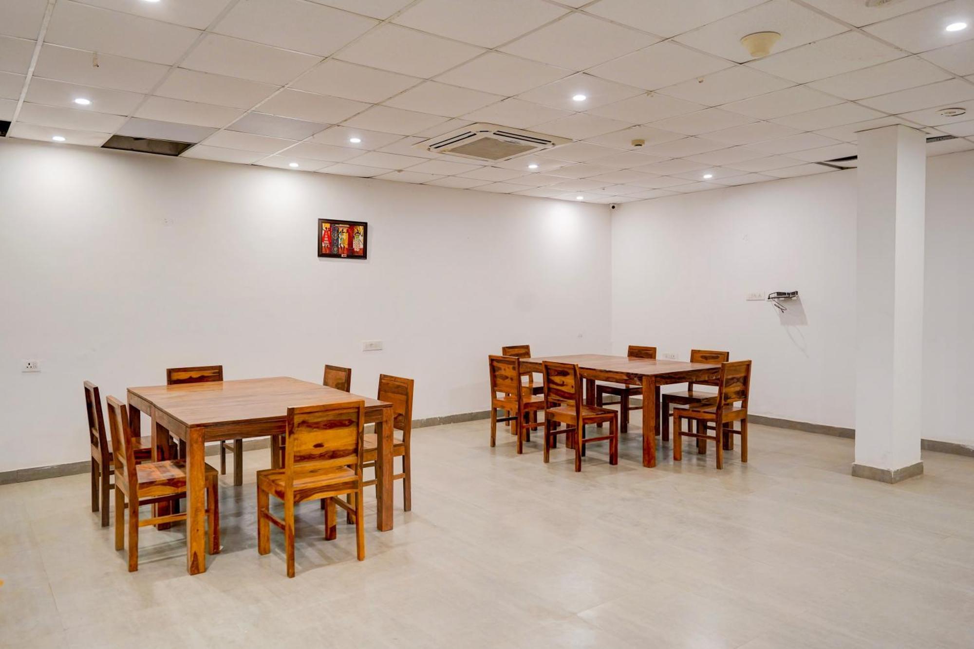 Townhouse Delight Inn 구르가온 외부 사진